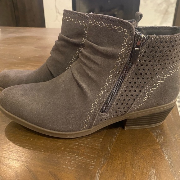 Earth Origins ruched suede side zip bootie size 7 - Picture 2 of 11